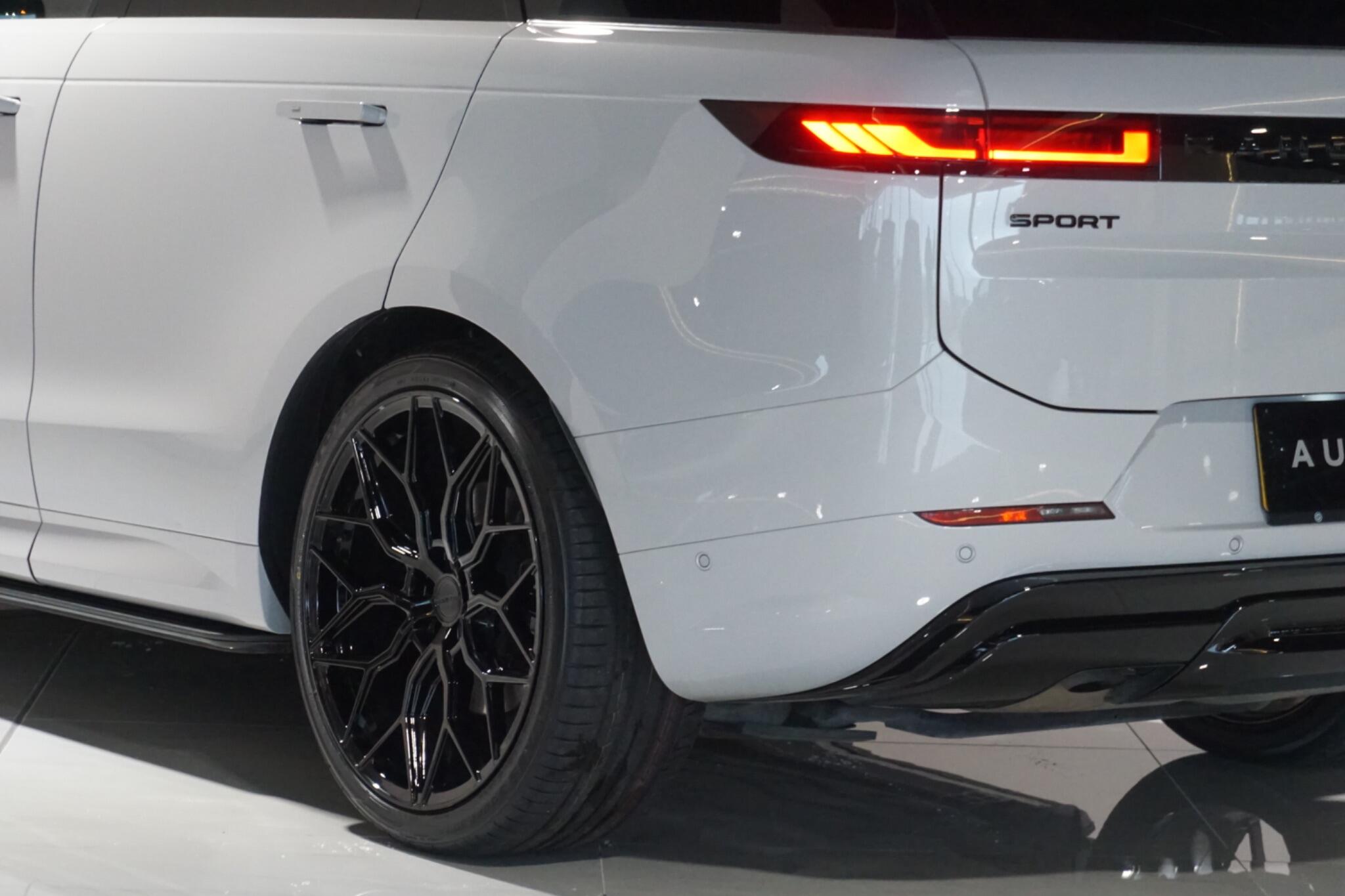 Land Rover Range Rover Sport 3.0 D300 MHEV Dynamic SE SUV 5dr Diesel Auto 4WD Euro 6 (s/s) (300 ps)